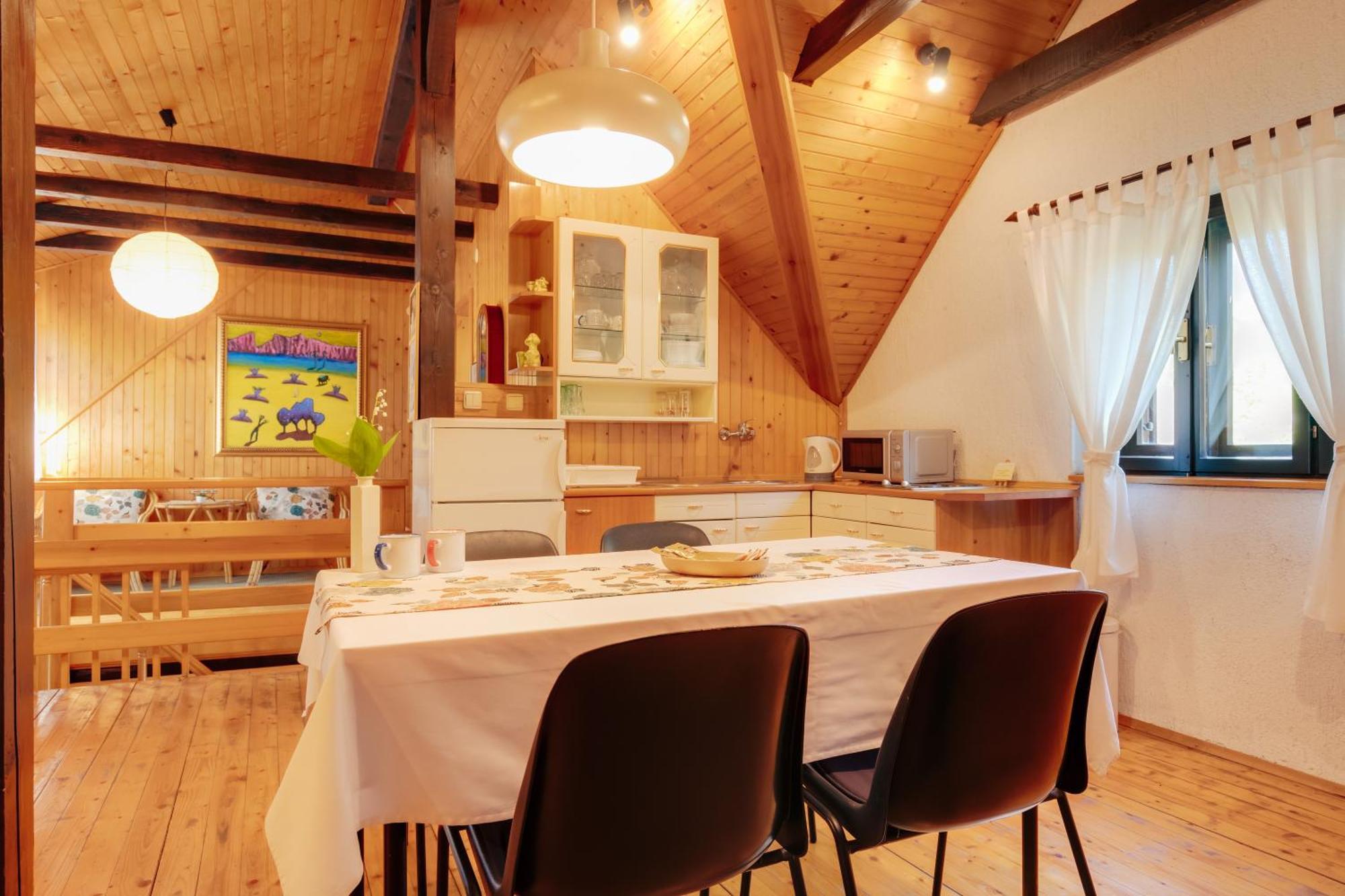 Guesthouse Pod Rastockim Krovom Слуни Экстерьер фото