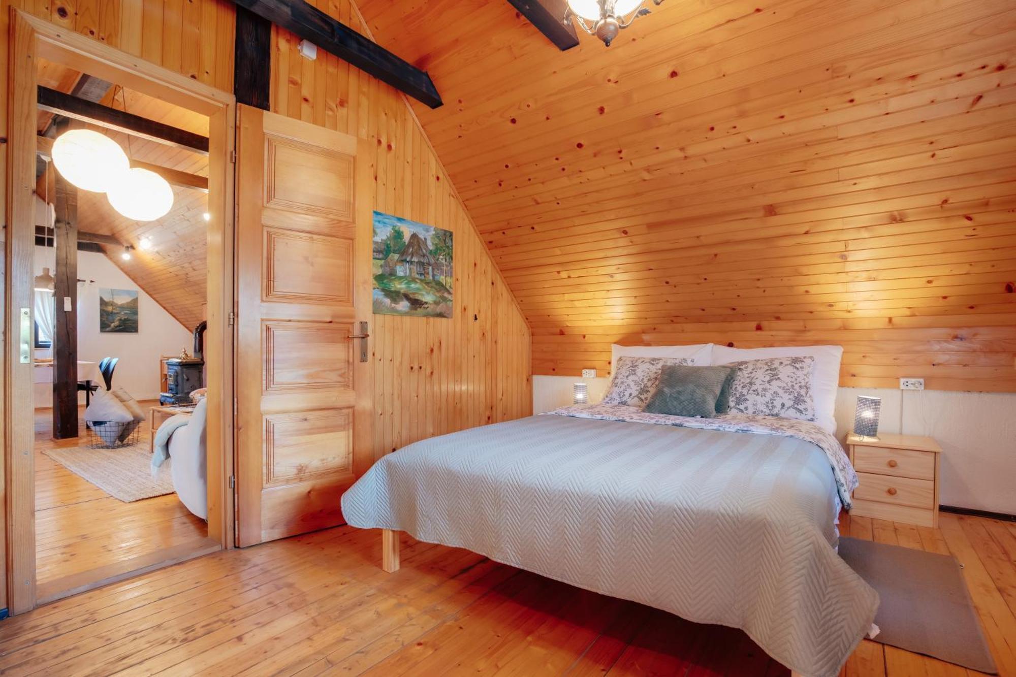 Guesthouse Pod Rastockim Krovom Слуни Экстерьер фото